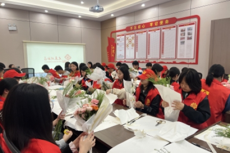 “指尖藏爱意，花开献母亲” ——母亲节主题活动