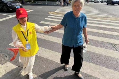 怀化公益小天使化身"小小交通劝导员"，倡