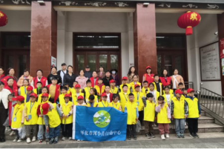 “守护碧水河岸 共筑生态家园”河小青巡河净滩