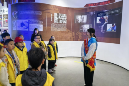 怀化市公益小天使“探秘禁毒馆，争当无毒小卫士”