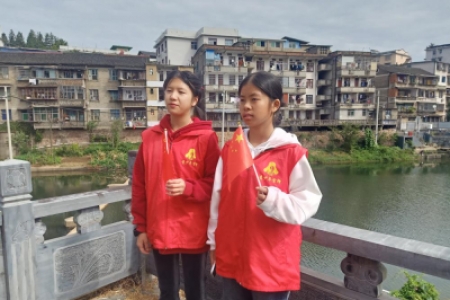 少年说“青春心向党，携手迎国庆”