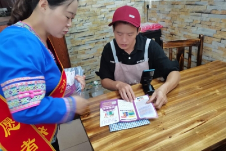 “礼赞新中国，奋斗新时代”“禁毒蓝”礼献“中国红”