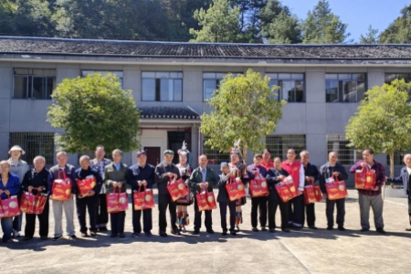  《迎国庆暖重阳：爱老敬老活动》   