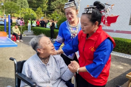 岁岁重阳秋风劲，敬老孝老暖人心