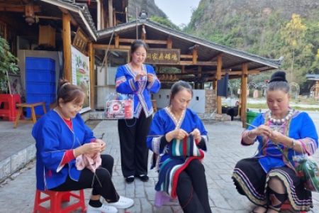 通道：秋冬温暖编织 情牵百万家庭