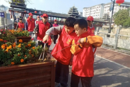 《绿色卫士守护河流，共筑水清河畅的美好家园》。