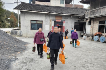 情暖夕阳 爱心留影——敬老爱老暖侗乡