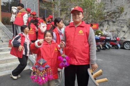 巧手传承侗族文化，吉祥花绽放美好祝愿