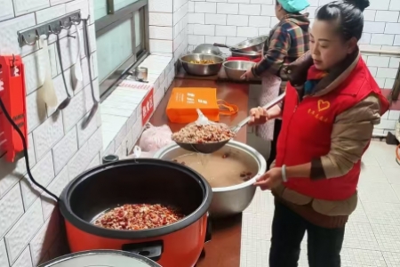 ''浓情腊八节，暖心陪伴敬老院：共庆佳节，温馨迎接新年