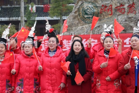情聚万佛山总大门 共庆魅力女神佳节