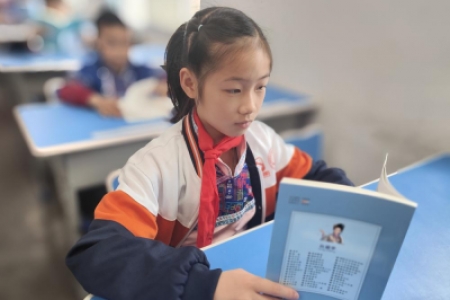 爱心汇聚，点亮马龙中心小学的求知之路