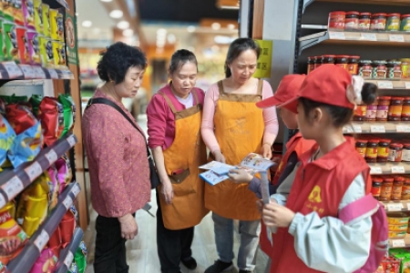 青少年雷锋禁毒志愿者社区行——共筑无毒防线