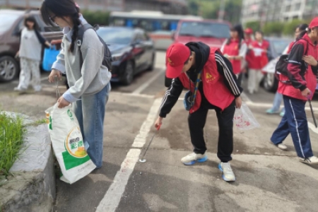 五一劳动捡垃圾 美化公园我行动