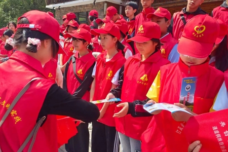 五一”侗乡禁毒行，志愿宣传护家园