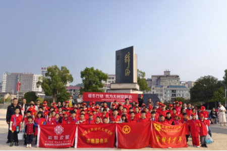 溆浦县开展雷锋青少年“暖冬行动，我为大树穿新衣”活动